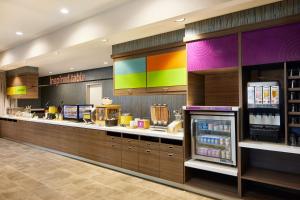 una tienda kreme krispy con un mostrador de colores brillantes en Home2 Suites By Hilton Stuart en Stuart