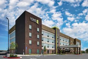 un gran edificio con un letrero casero. en Home2 Suites By Hilton Tracy, Ca, en Tracy