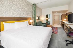 Home2 Suites By Hilton Stuart客房内的一张或多张床位