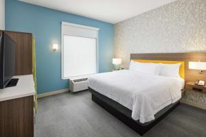Home2 Suites By Hilton Stuart客房内的一张或多张床位