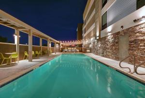 una piscina en un hotel por la noche en Home2 Suites By Hilton Tracy, Ca, en Tracy