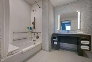 Home2 Suites By Hilton Tracy, Ca的一间浴室
