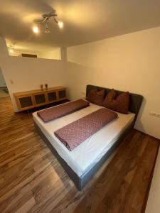 Un pat sau paturi într-o cameră la Ferienwohnung Schennach
