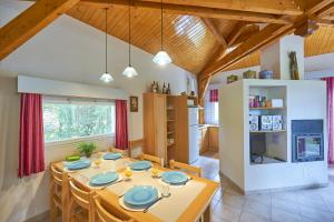 a kitchen and dining room with a table and chairs at FranceComfort - L'Espinet in Quillan