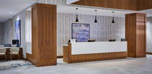 TV a/nebo společenská místnost v ubytování DoubleTree by Hilton Windsor, ON