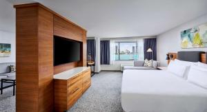 Postel nebo postele na pokoji v ubytování DoubleTree by Hilton Windsor, ON
