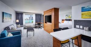 Habitación de hotel con cama y sala de estar. en DoubleTree by Hilton Windsor, ON en Windsor