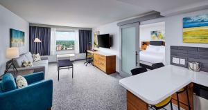 TV a/nebo společenská místnost v ubytování DoubleTree by Hilton Windsor, ON