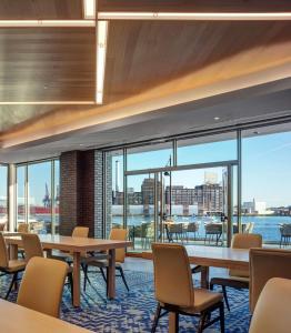 Posezení v ubytování Canopy By Hilton Baltimore Harbor Point - Newly Built