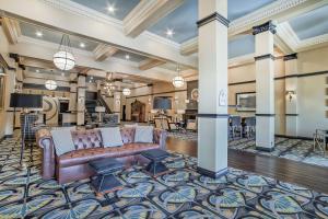 Area lobi atau resepsionis di The Peery Salt Lake City Downtown, Tapestry Collection by Hilton