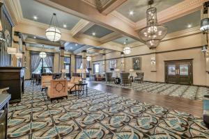 eine Lobby eines Hotels mit Tischen und Stühlen in der Unterkunft The Peery Salt Lake City Downtown, Tapestry Collection by Hilton in Salt Lake City