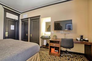 The Peery Salt Lake City Downtown, Tapestry Collection by Hilton客房内的一张或多张床位