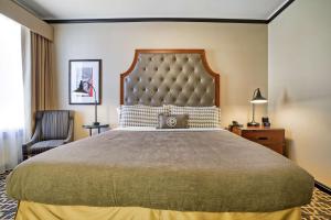 The Peery Salt Lake City Downtown, Tapestry Collection by Hilton客房内的一张或多张床位