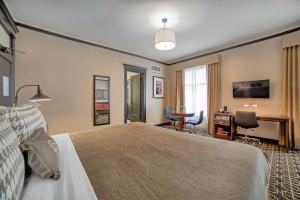 The Peery Salt Lake City Downtown, Tapestry Collection by Hilton客房内的一张或多张床位