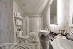 The Peery Salt Lake City Downtown, Tapestry Collection by Hilton的一间浴室