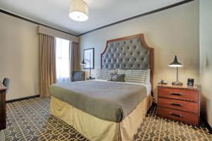The Peery Salt Lake City Downtown, Tapestry Collection by Hilton客房内的一张或多张床位