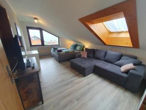 Et sittehjørne på Ferienhaus-Schönwald, 2 Schlafzimmer, Küche, Dachterrasse, Balkon App24