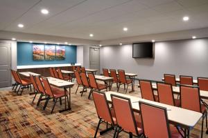 Hampton Inn & Suites Spanish Fork, Ut的电视和/或娱乐中心
