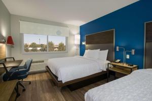 Un pat sau paturi într-o cameră la Tru By Hilton Grove City Columbus