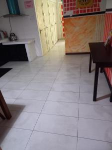 un grande pavimento piastrellato bianco in una stanza con una porta di Semi detached At Tabuan Jaya,13BR By Natol Homestay-London a Kuching