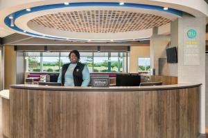 a woman standing behind a counter in a lobby at Tru By Hilton Ringgold, Ga in Ringgold +24 photos