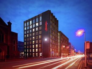 um edifício alto numa rua da cidade à noite em Hampton By Hilton Manchester Northern Quarter em Manchester