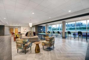 - un hall avec des chaises, un canapé et des tables dans l'établissement Home2 Suites By Hilton Yuma Pivot Point, à Yuma