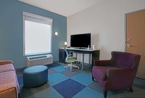 Home2 Suites By Hilton Yuma Pivot Point的电视和/或娱乐中心