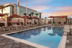 The swimming pool at or close to Hilton Garden Inn Chandler Downtown