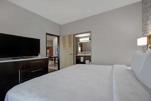 Home2 Suites By Hilton Yuma Pivot Point的电视和/或娱乐中心