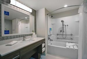 Home2 Suites By Hilton Yuma Pivot Point的一间浴室