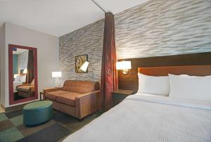 Home2 Suites By Hilton Yuma Pivot Point客房内的一张或多张床位