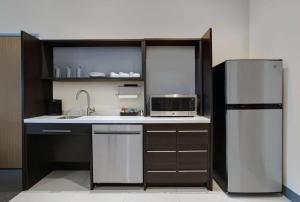 Home2 Suites By Hilton Yuma Pivot Point的厨房或小厨房