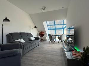 uma sala de estar com um sofá e uma mesa em Premium FeWo - Blick auf Felsenkirche & Schloss - Traveller AWARD 2024 em Idar-Oberstein