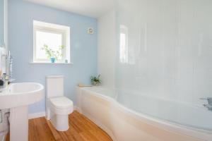 łazienka z wanną, toaletą i umywalką w obiekcie Tas Gwynn, St Buryan w mieście Saint Buryan