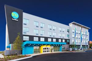 a hotel building with the cuomo sign on it at Tru By Hilton Prattville in Prattville