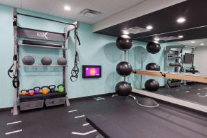 uma sala de fitness com pista de bowling em Tru By Hilton Prattville em Prattville