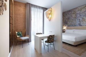 Łóżko lub łóżka w pokoju w obiekcie Atocha Hotel Madrid, Tapestry Collection by Hilton