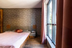 En eller flere senge i et værelse på Metalex Garden 2bdrm Luxury Apartment