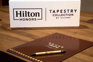Certyfikat, podpis lub inny dokument wystawiony w obiekcie Atocha Hotel Madrid, Tapestry Collection by Hilton