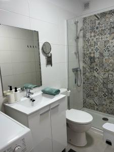 W łazience znajduje się umywalka, toaleta i prysznic. w obiekcie Sunny Halley apartament w mieście El Médano