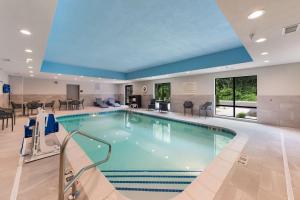 uma grande piscina num quarto de hotel em Hampton Inn Niles, Mi em Niles