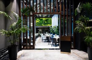 The Maestro Hotel في إسطنبول: غرفة طعام بها طاولات وكراسي ونباتات
