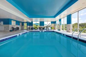 德普特福德的住宿－Hampton Inn & Suites Deptford, Nj，一座拥有蓝色天花板的大型游泳池