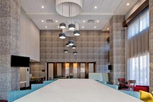 デトフォードにあるHampton Inn & Suites Deptford, Njの大きな会議室(大きな白いテーブルと椅子付)