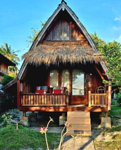 a small hut with a thatched roof at Salabose Cottages in Gili Air