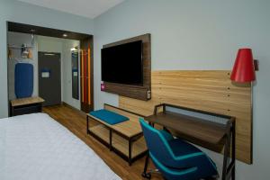 TV a/nebo společenská místnost v ubytování Tru By Hilton Columbus Airport