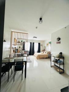 ein Wohnzimmer mit einem Tisch und einem Bett in der Unterkunft 3P Majorca , Camella Manor Mandalagan in Bacolod City