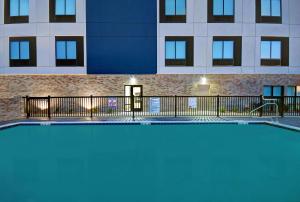 Bazén v ubytování Hampton Inn Midland South, Tx nebo v jeho okolí
