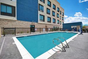 Bazén v ubytování Hampton Inn Midland South, Tx nebo v jeho okolí